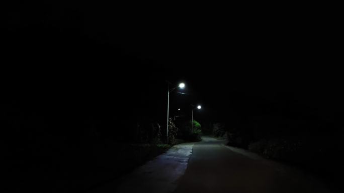 有路灯山路乡村夜灯路漆黑的夜晚LED路灯