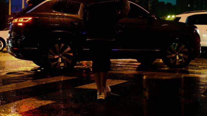 雨天黑夜城市情绪车流4K超高清短视频素材