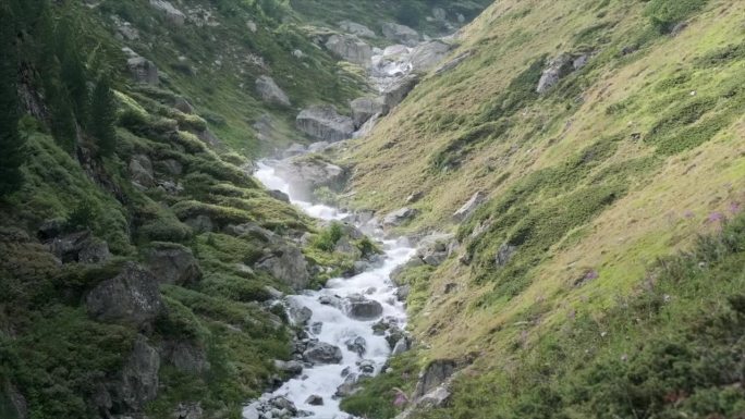 流经高山景观的河流