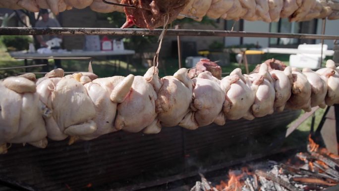 全烤鸡在火上烧烤