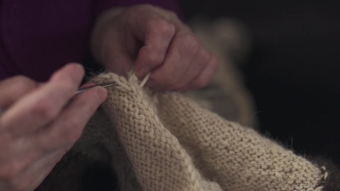 奶奶手织毛衣的慢动作特写