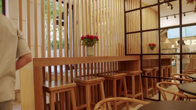 木质内饰的现代餐厅咖啡厅。木线条，木板条墙。