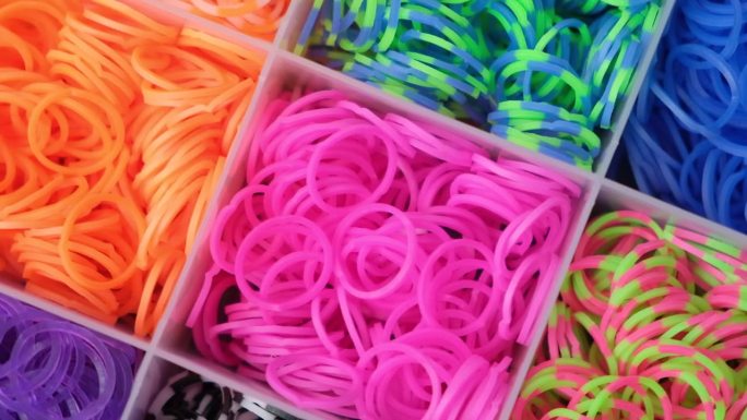 一套用于编织儿童手链的彩色松紧带。