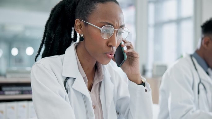 电话，医疗保健和一个黑人女医生在医院沟通或远程咨询。医疗，信任和帮助一个严肃的医学专业人士在她的手机