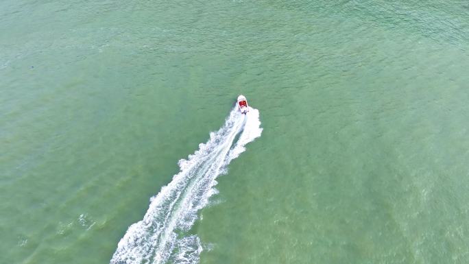 航拍快艇摩托艇在浅水海域海面滑行