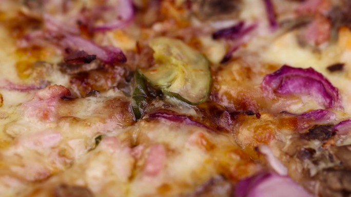 特写的新鲜和热披萨使用多种原料