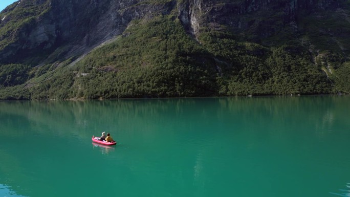 两个人在挪威的一个原始湖泊上划独木舟