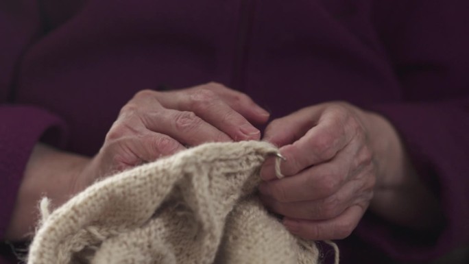 奶奶手织毛衣的慢动作特写