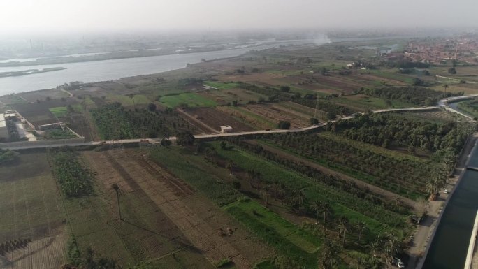 航拍的埃及尼罗河被尼罗河谷的绿色土地包围