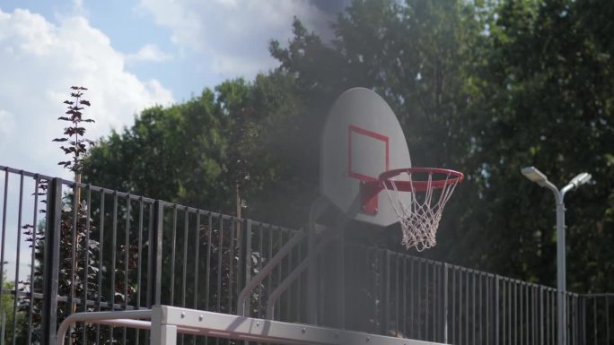 公园篮球运动场上的带篮圈和网的盾牌