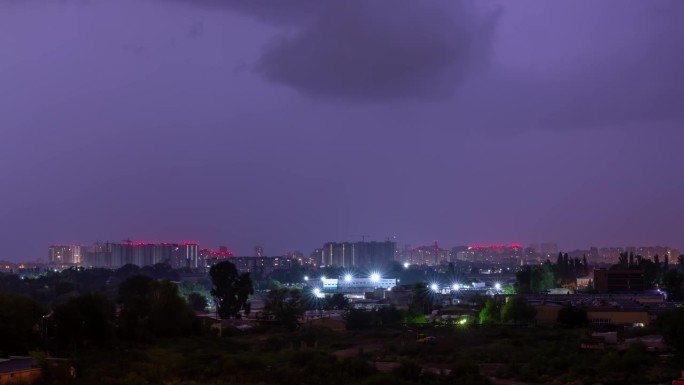 风暴中的城市景观:夜雷与闪电。时间流逝