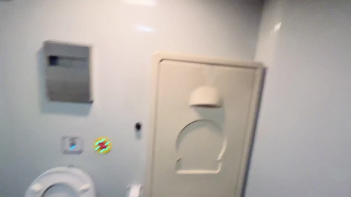 火车厕所被毁视频素材高铁