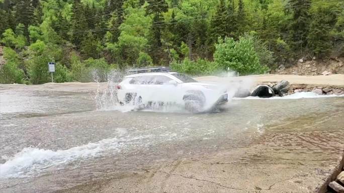 户外旅行车辆穿过河水溪流