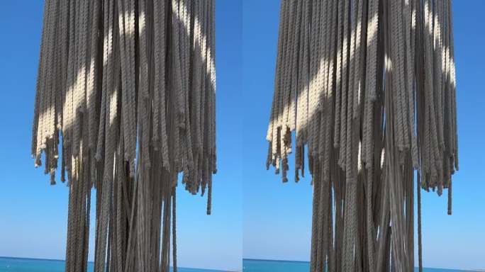 《海边的风》中的编织装饰。在海上餐厅放松。海滩度假胜地的旅行心情。假日旅游者在完美天气的白天。餐厅或