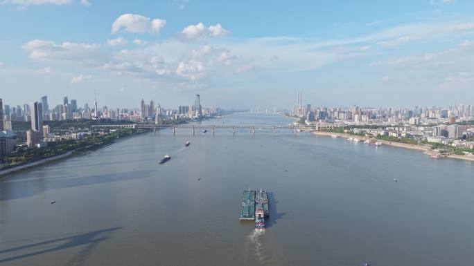 运输油船过武汉长江大桥和鹦鹉洲长江大桥