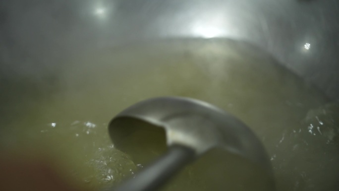 勺子舀汤