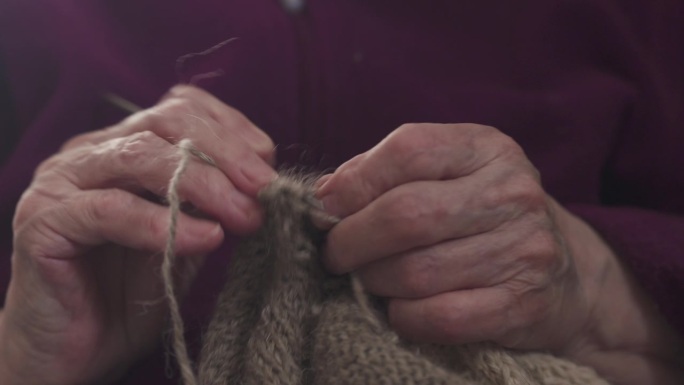 特写奶奶手织毛衣
