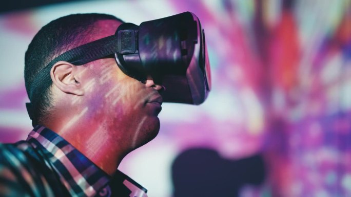 人在头戴式耳机体验新的VR游戏，增强现实，游戏设计师