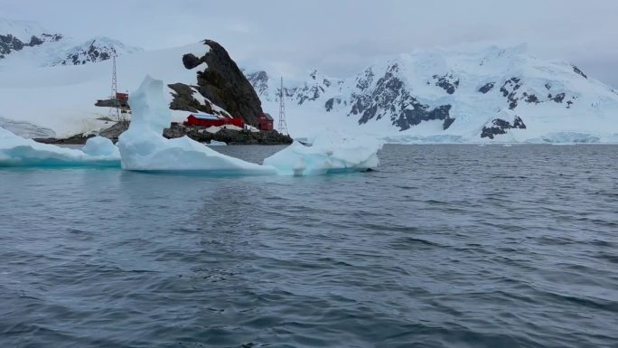 从海上的船上看到的多云天空下的冰川，南极洲