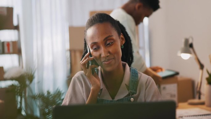 女士，电话和物流，创业沟通和小型企业管理在笔记本电脑上的快递。非洲人，卖家或供应商回答和谈论移动和电