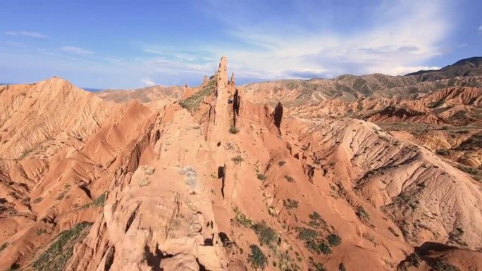 空中动态视图风景，红色的山脉，山脉，山谷和海洋令人惊叹的自然