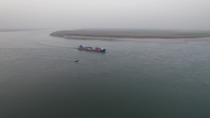湖北石首长江江面装满集装箱的货轮4K航拍