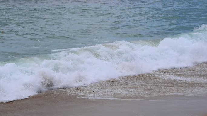 【慢动作】海浪翻滚在沙滩上