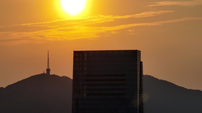 无锡市中心太阳从恒隆楼顶划过