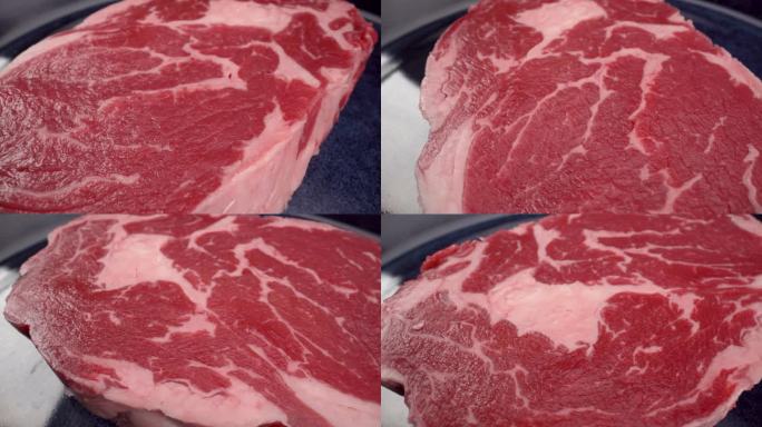 Entrecôte肋眼牛排特写，旋转，4k微距视角，红肉配肥肉上蓝盘，牛肉