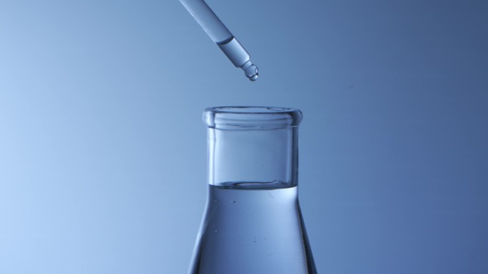 实验室滴管滴入液体到锥形瓶中  蓝色背景