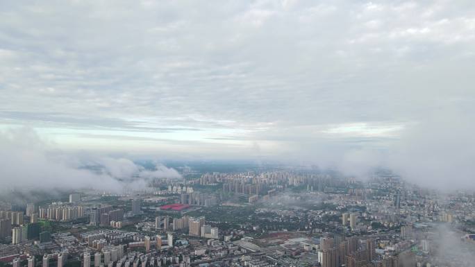 早晨的城市，航拍穿云