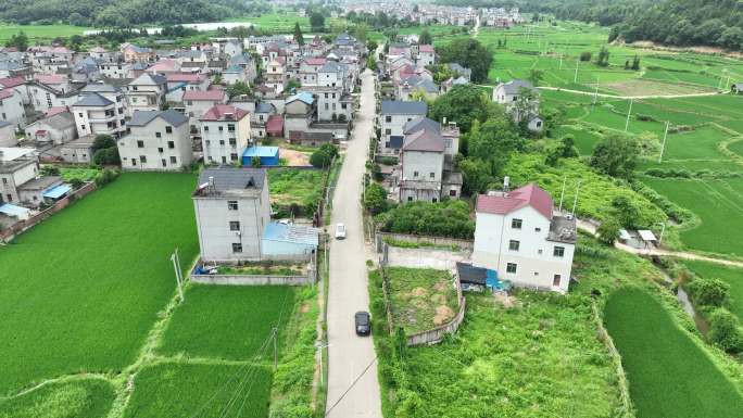 汽车行驶乡村公路航拍车辆行驶农村道路风景