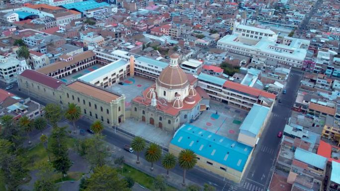 无人机拍摄的厄瓜多尔里奥巴马巴市教堂视频