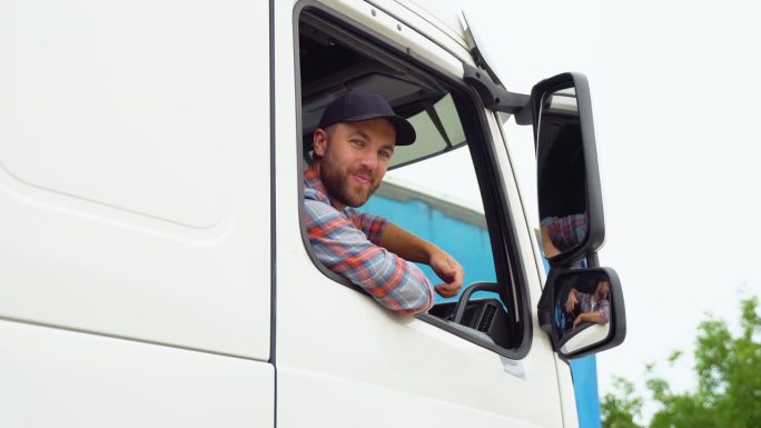 卡车司机坐在他的卡车上竖起大拇指。卡车司机的职业。运输服务。右舵车