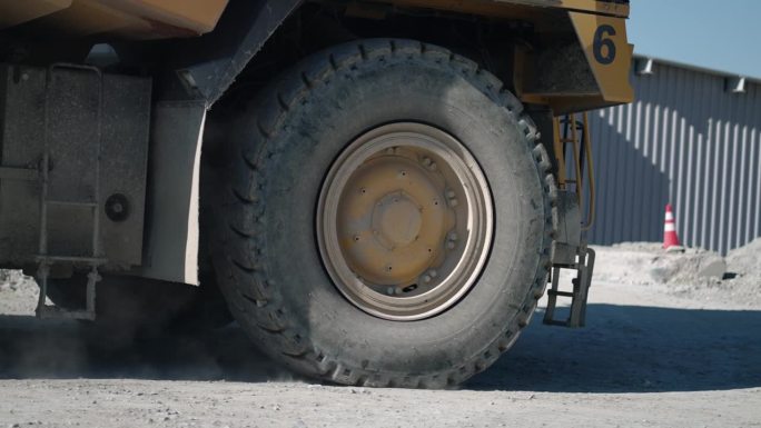 露天矿山运输矿石的大型自卸车轮胎，慢镜头