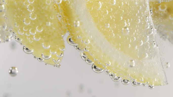 气泡水/雪碧中的柠檬 慢镜头