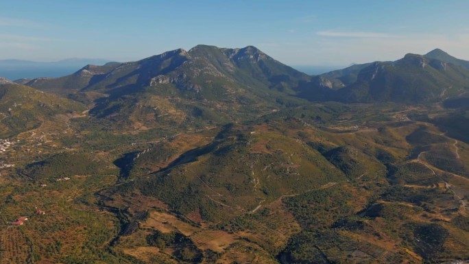 空中无人机拍摄的马尔马里斯半岛美丽的风景，山脉和丘陵，绿色的树林和弯弯曲曲的道路。环绕着爱琴海和地中