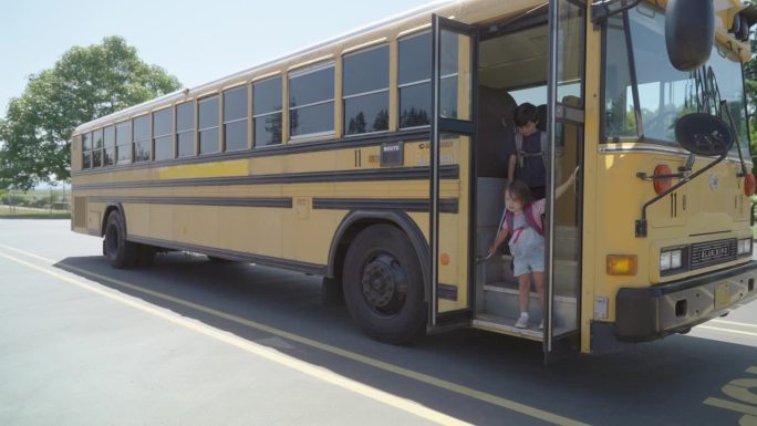 孩子们坐校车到校