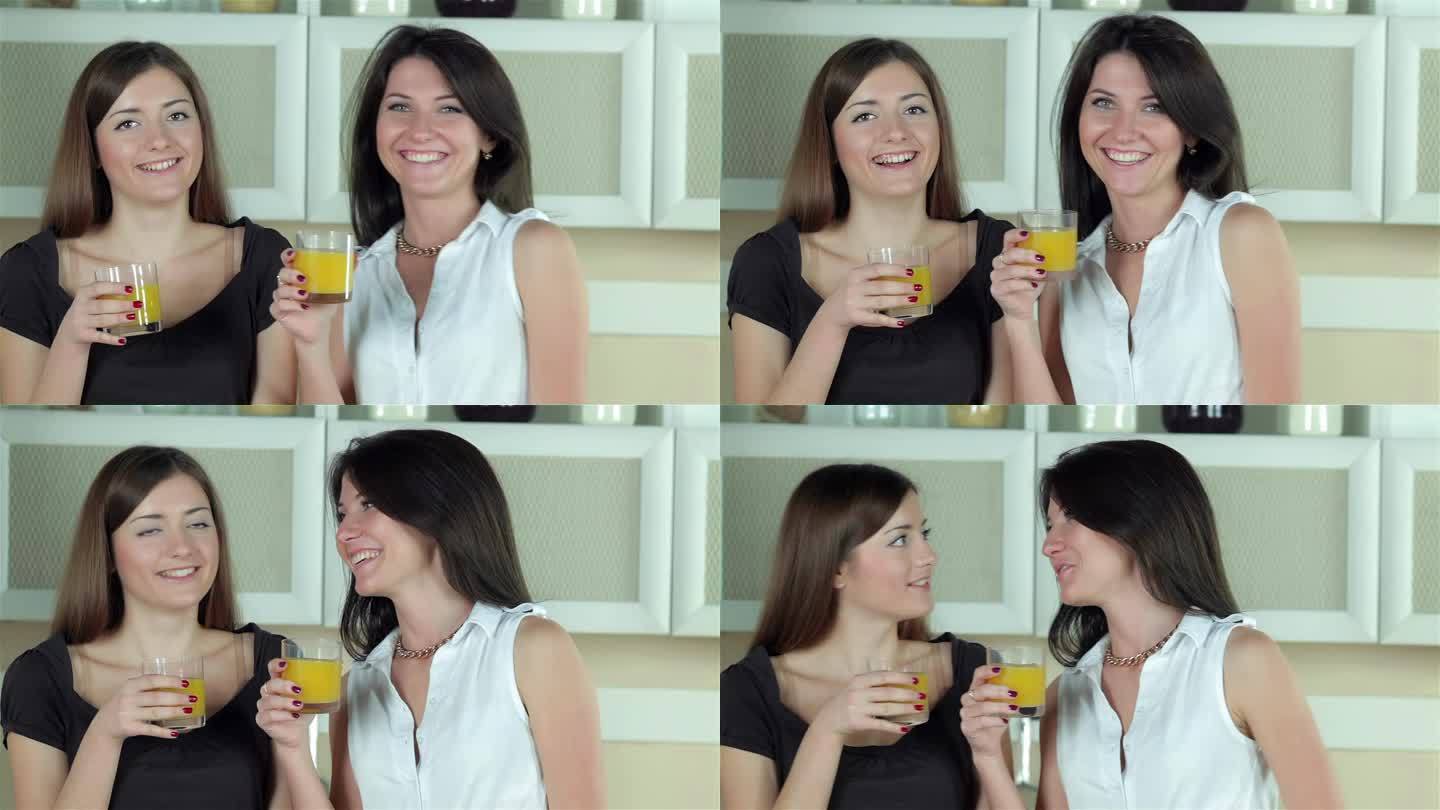 两个女孩端着一杯果汁对着镜头微笑