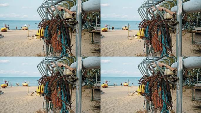 锈迹斑斑的金属钩、浮标、网、绳、海渔具悬挂在海滨滩港