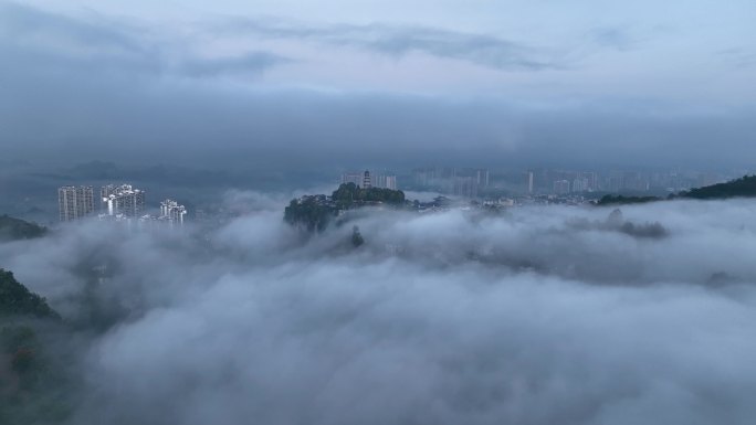 航拍山区城市古塔平流雾4K