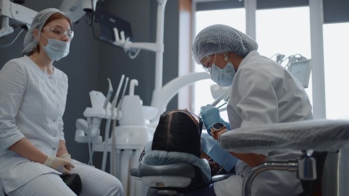 保健理念，现代诊所的牙医预约，女口腔医生检查牙齿