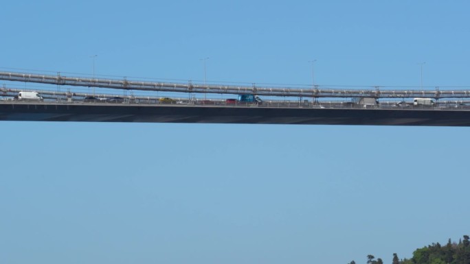 经过土耳其伊斯坦布尔博斯普鲁斯海峡法提赫苏丹穆罕默德大桥的汽车