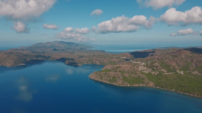 空中无人机拍摄的马尔马里斯半岛美丽的风景，山脉和丘陵，绿色的树林和弯弯曲曲的道路。环绕着爱琴海和地中