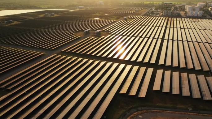 世界开始收集太阳能电池板在早上运行