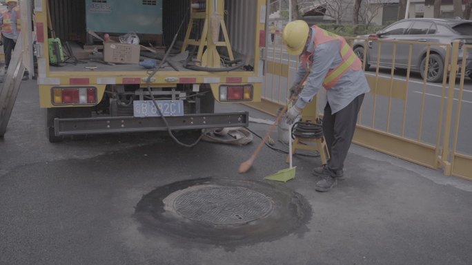 城市施工 更换窨井盖 井盖 市政 道路