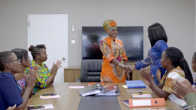 拥抱多样性:非洲女性在企业领导中团结起来，身着传统服装拍摄集体照