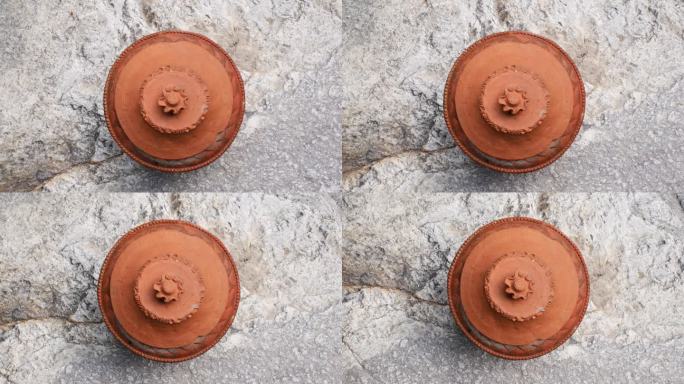 旧陶瓷罐。从上面看水罐。