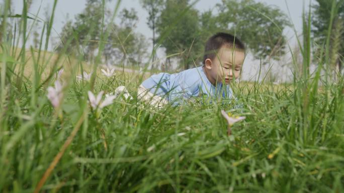 小孩学步一家三口陪伴小孩自由成长