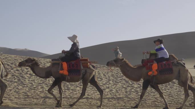 敦煌月牙泉鸣沙山游客骑骆驼